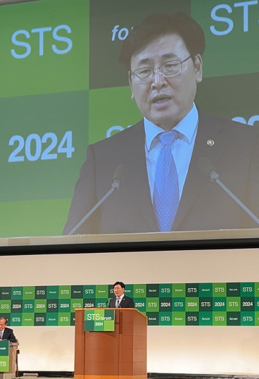 유상임 과기정통부 장관이 6일 일본에서 개최된 제21회 STS포럼과 과학기술 장관회의에 참석해 글로벌 리더간 과학기술비전을 논의하고, 과학기술계 주요인사와 면담을 통해 국제협력 네트워킹 강화를 위한 행보에 나섰다. 사진은 유 장관이 STS포럼에서 '글로벌 이슈 대응을 위한 과학기술 국제협력'을 주제로 연설하는 모습.
